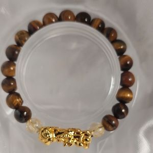 Beautiful elastic bracelet with a dragon charm.